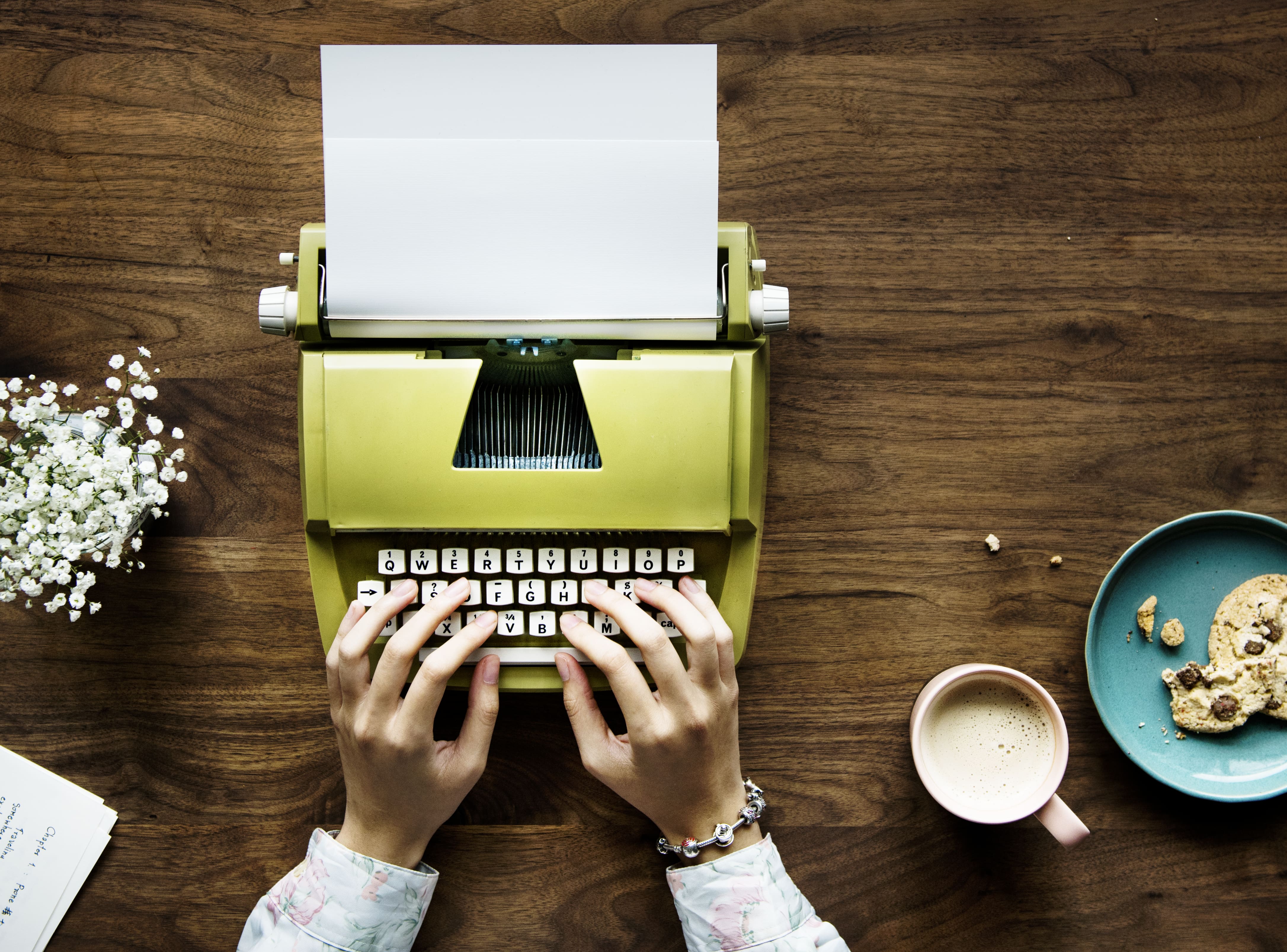 Writing machine. Копирайтер печатная машинка. Печатная машинка мокап. Печатная машинка креатив. Печатная машинка стол бумаги.